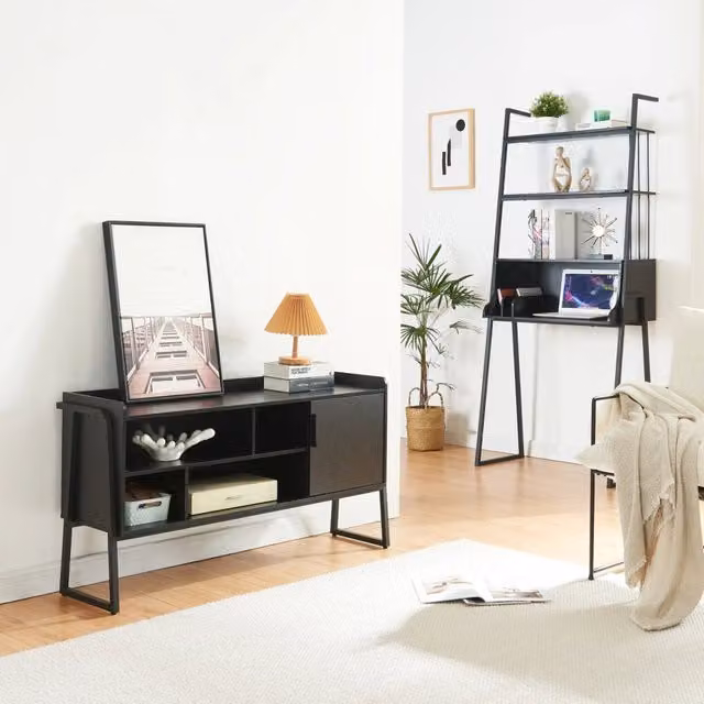 Set Storfjord en.casa composto da scrivania con ripiani e mobile TV in stile industrial nero opaco