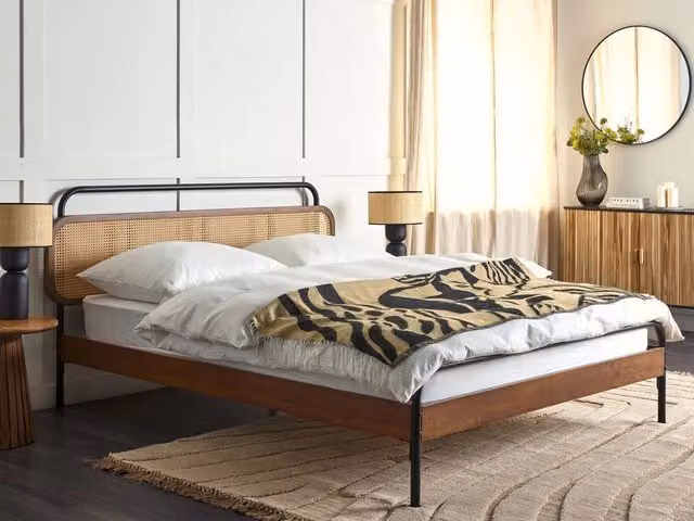 Letto King Size BELIANI in legno di gomma marrone con testata in rattan e base a doghe L/P/H: 160 x 200 x 100 cm