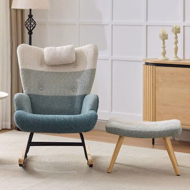 Sedia a dondolo patchwork Zephmum con pouf, rivestimento in tessuto boucle multicolore beige e blu, gambe in legno di gomma e struttura in metallo