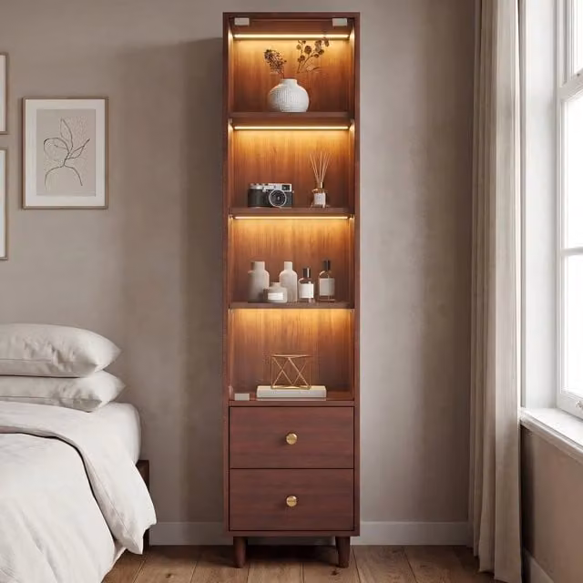 Vetrina angolare Mivray in stile mid-century con ante in vetro, illuminazione integrata e ripiani interni, finitura marrone opaca in MDF e metallo per soggiorno o sala da pranzo, H 161.5 cm x L 46.0 cm x P 14.7 cm