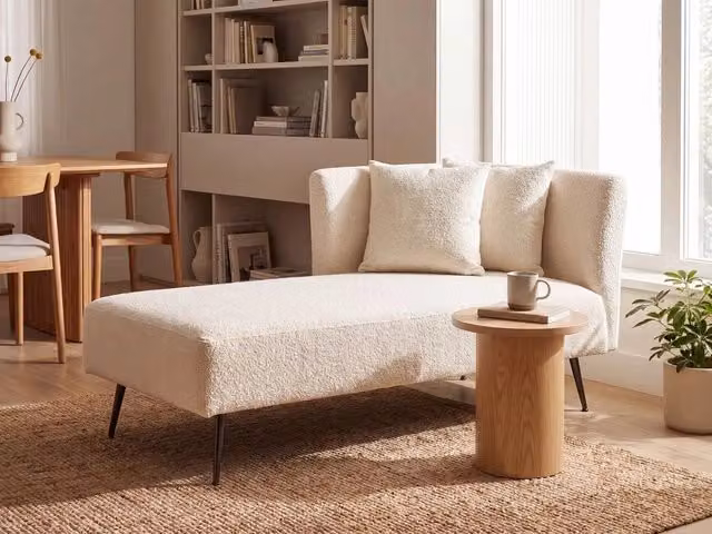 Chaise Lounge BELIANI Bianca in tessuto bouclé con cuscini decorativi e gambe in metallo, design moderno L/P/H: 156 x 77 x 75 cm
