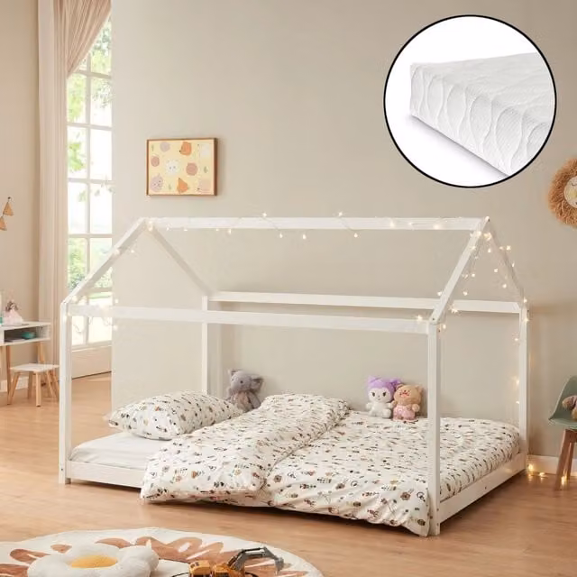 Letto per cameretta Cerro a forma di casetta con materasso in en.casa, legno di pino bianco laccato, L/P/H: 200 x 140 x 146 cm