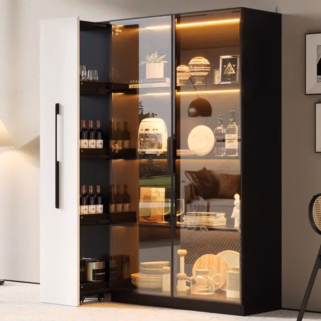 Vetrina MIVRAY con LED e ante in vetro, porta bottiglie e ruote, in MDF e vetro, nero e bianco, L: 110.5 cm, P: 35 cm, H: 160 cm