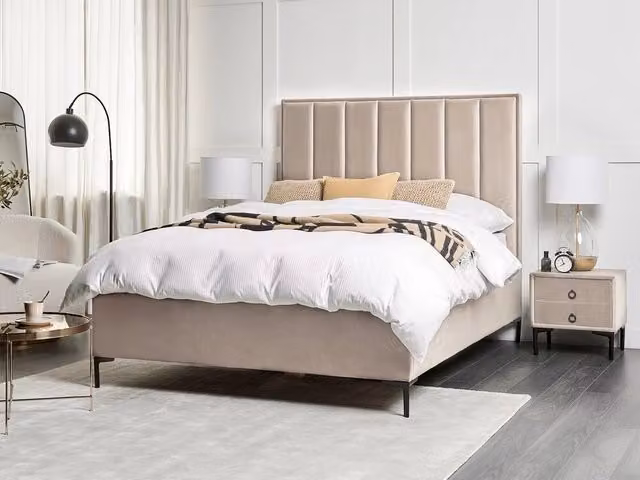 Set camera da letto Beliani in velluto grigio tortora con letto contenitore matrimoniale 140 x 200 cm e 2 comodini imbottiti