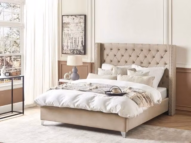 Letto Beliani in velluto beige con poggiatesta trapuntato e borchie, design glamour, L/P/H: 160 x 200 x 142 cm