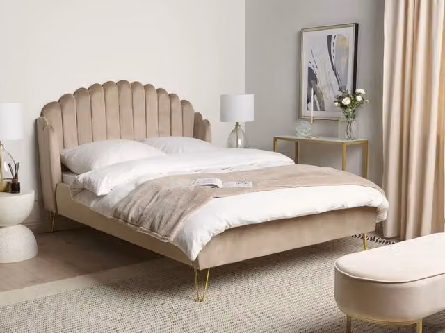 Letto matrimoniale Beliani in velluto beige e marrone con testiera a conchiglia e gambe in metallo L/P/H: 140 x 200 cm