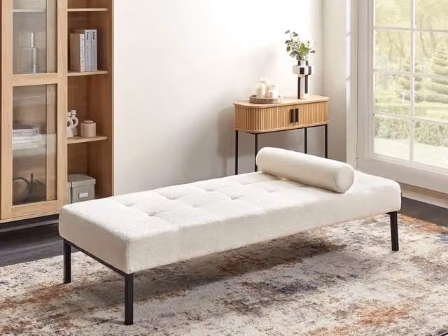 Chaise Longue BELIANI in tessuto Bouclé bianco con gambe in metallo e legno, stile moderno per soggiorno e camera da letto, L: 178 cm, P: 73 cm, H: 41 cm