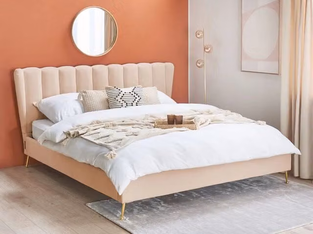 Letto Beliani in velluto beige con gambe in metallo dorato e testata con porta USB, stile moderno glam, L/P: 180 x 200 cm