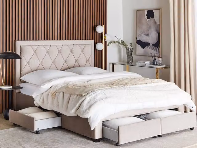 Letto contenitore Glam Design in velluto beige con cassetti e testiera alta trapuntata L/P: 160 x 200 cm