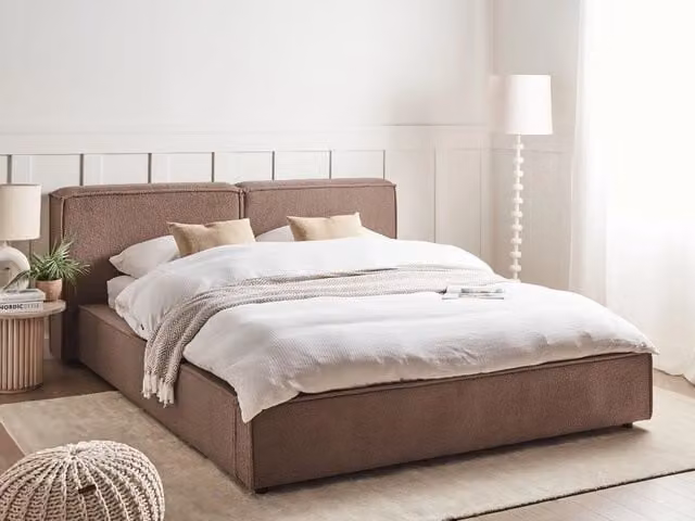 Letto matrimoniale Beliani in bouclé beige e marrone con struttura a doghe in legno e stile classico L/P/H: 180 x 200 x 242 cm