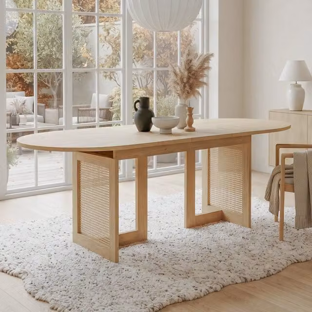 Tavolo da pranzo allungabile MIVRAY con bordi arrotondati e dettagli in rattan in MDF color marrone opaco