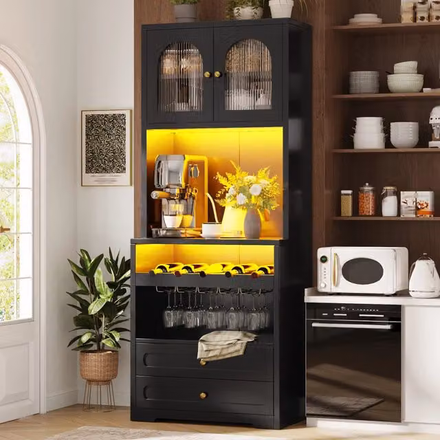 Credenza alta OKWISH nera con ante in vetro curve, illuminazione LED con app e musica, ripiani regolabili e portabottiglie, L: 70 cm, P: 40 cm, H: 180 cm