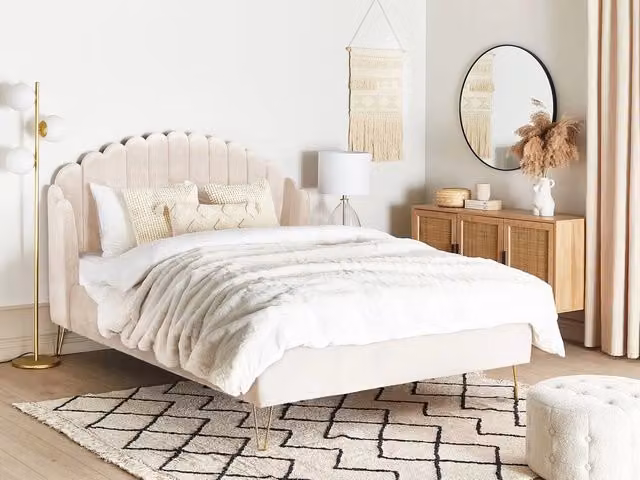 Letto Beliani in velluto beige con testata capitonné e gambe in metallo L/P/H: 140 x 200 x 126 cm