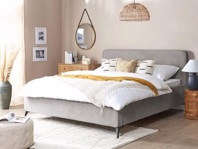 Letto Beliani in tessuto grigio con struttura imbottita e gambe in metallo, stile minimalista, L/P/H: 180 x 200 x 110 cm