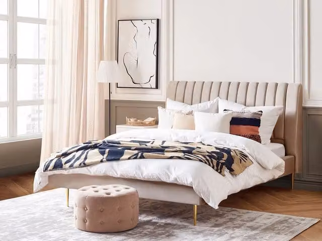 Letto imbottito Beliani in velluto beige sabbia e oro con rete a doghe in legno, L/P/H: 180 x 200 x 124 cm