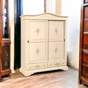 Armadio Shabby Chic KIVIO in Legno Bianco con Decorazioni Floreali e Ante con Cassetti H: 225 cm, L: 180 cm, P: 67 cm