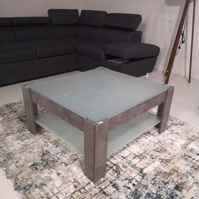 Tavolino da salotto moderno Homy con doppio ripiano in vetro e finitura cemento grigio L: 81 cm, P: 50 cm, H: 41 cm