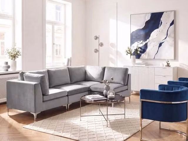 Divano ad angolo componibile Beliani in velluto grigio con gambe in metallo argento stile glamour, versione sinistra a 4 posti, L/P/H: 235 x 150 x 84 cm