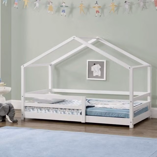 Letto a casetta Knätten per cameretta en.casa in legno di pino bianco con sponde, L/P/H: 140 x 70 x 128 cm
