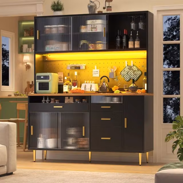 Credenza alta moderna nera con ante scorrevoli in vetro, illuminazione LED integrata e ripiani regolabili in MDF e metallo, L: 145 cm, P: 39 cm, H: 171 cm