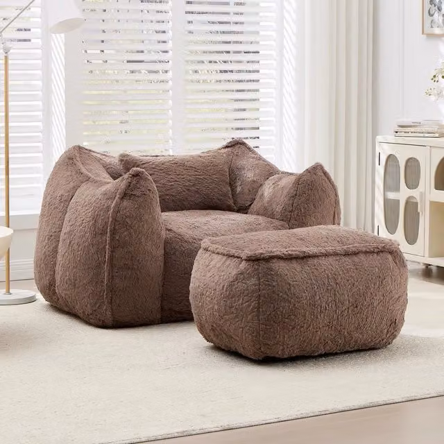 Divano a sacco Minimal beige in finta pelliccia con poggiapiedi e cuscini