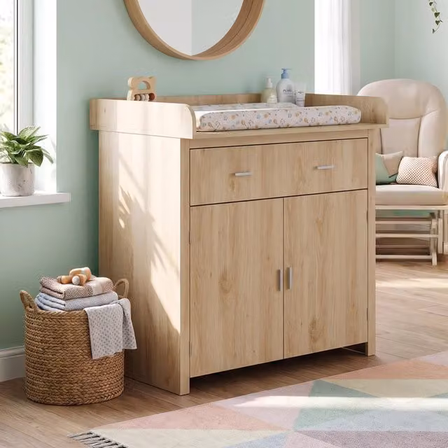 Comò Starler con piano fasciatoio rimovibile en.casa, colore marrone e beige, L: 104 cm, P: 96 cm, H: 77 cm