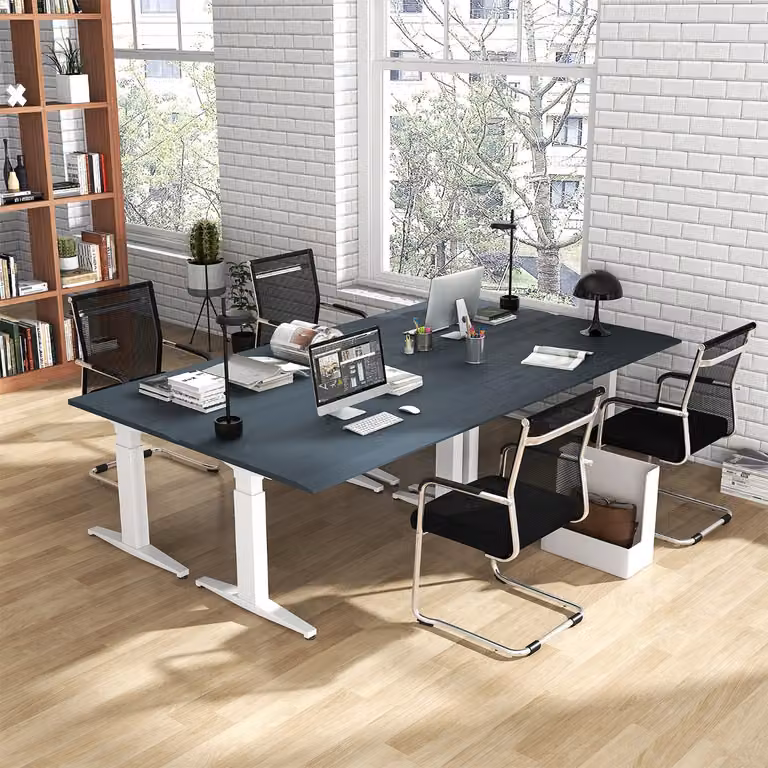 Set ufficio industriale Costway composto da scrivania rettangolare in MDF laminato e 4 sedie da conferenza in rete nere con altezza regolabile