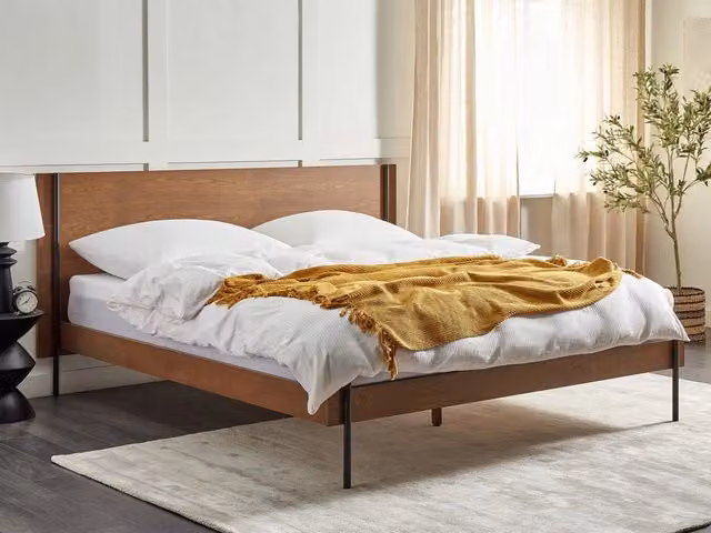 Letto Beliani moderno in frassino marrone con rete a doghe e testiera, L/P: 180 x 200 cm