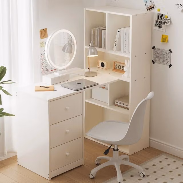 Scrivania angolare WISHDOR bianca con design minimalista, L: 117 cm, P: 63 cm, H: 135 cm