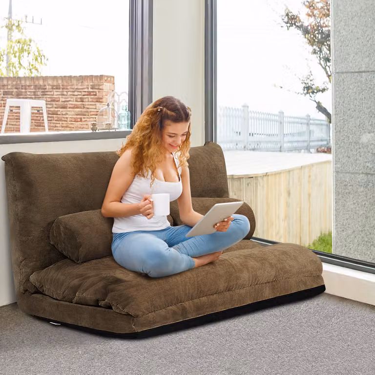 Divano letto regolabile Costway con 6 posizioni e 2 cuscini, rivestimento in microfibra effetto camoscio, colore marrone