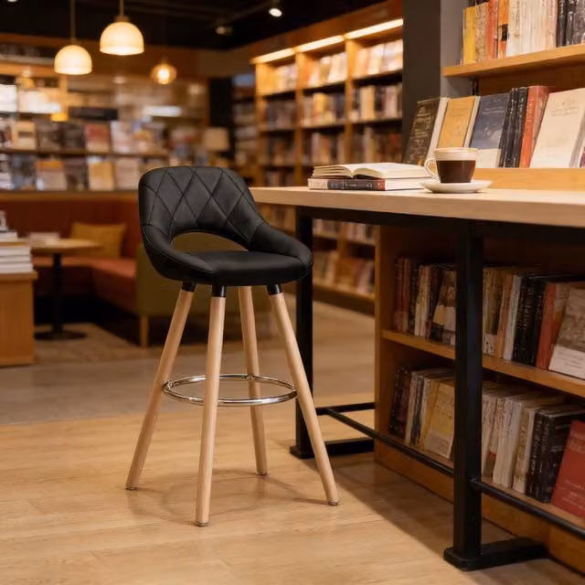 Sgabello da bar MIVRAY con schienale in similpelle nero e gambe in legno, altezza seduta: 68 cm