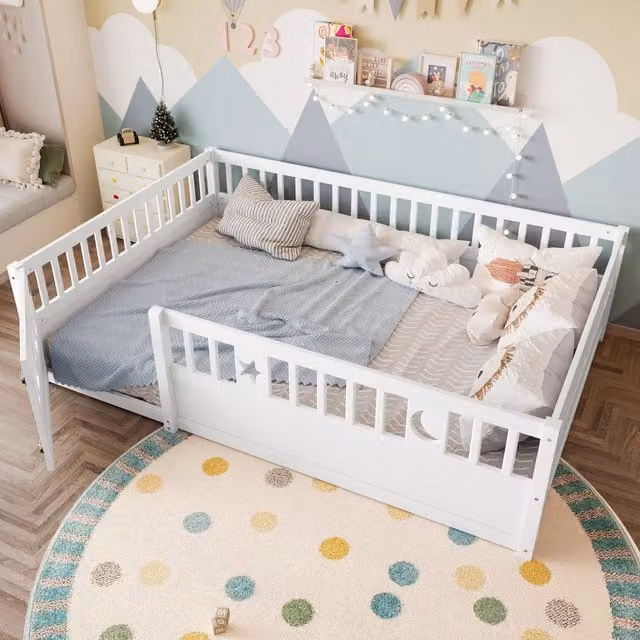Letto per bambini OKWISH in pino bianco con decorazioni stelle e luna e barriera di sicurezza, L/P/H: 140 x 190 x 55 cm