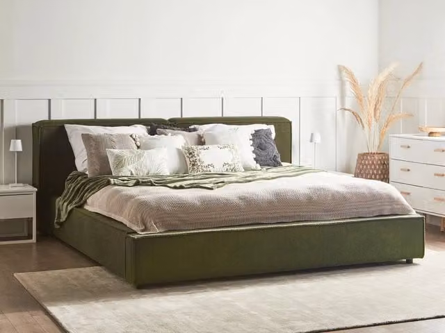 Letto matrimoniale Beliani in bouclé verde con struttura in legno e doghe, stile classico, L/P/H: 180 x 200 x 242 cm