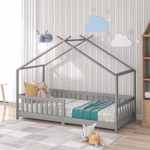 Letto a casetta Mivray per bambini in legno di pino grigio, con tetto triangolare e rete a doghe, L/P: 200 x 90 cm