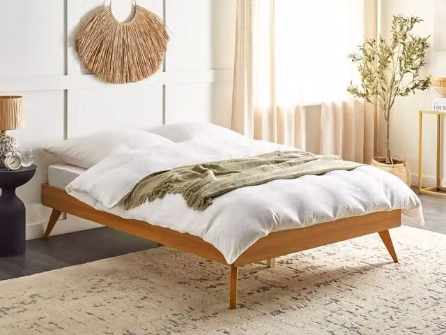 Letto Beliani in frassino naturale marrone con rete a doghe elastiche in stile scandinavo L/P/H: 200 x 140 x 38 cm