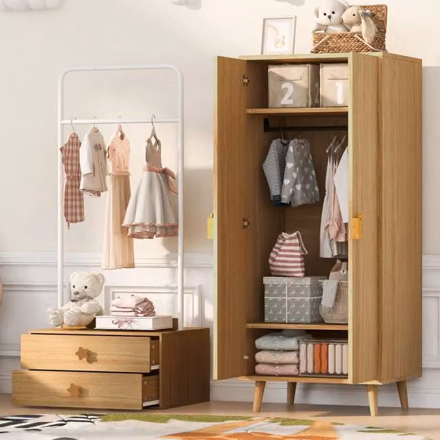 Armadio a due ante in MDF marrone con appendiabiti e design scandinavo per camera da letto dei bambini