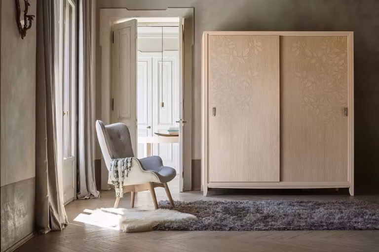 Armadio con 2 ante scorrevoli in legno con decoro floreale Mobili 2G L/P/H: 200 x 64 x 220 cm
