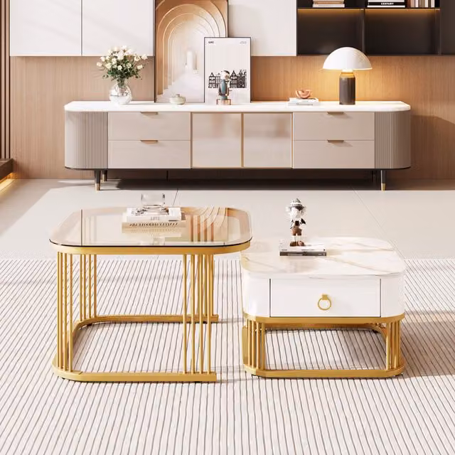 Set di due tavolini da salotto impilabili GL Store in marmo lucido e vetro bianco con dettagli dorati e cassetti, L/P/H: 60 x 60 x 42,5 cm e L/P/H: 50 x 50 x 34 cm