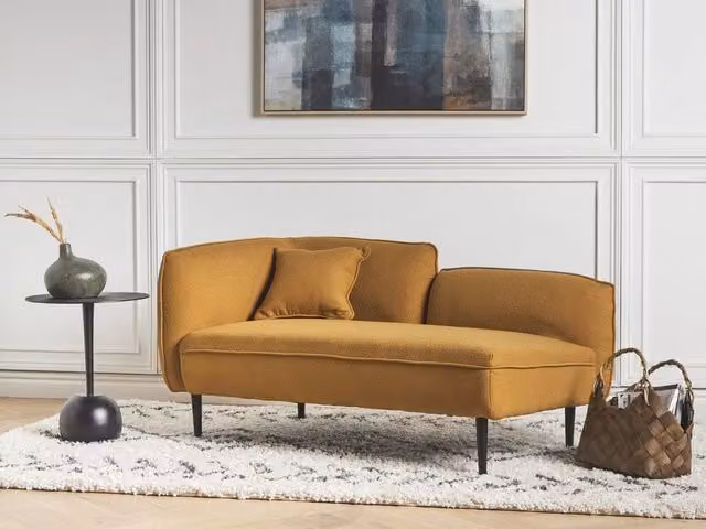 Chaise longue BELIANI in tessuto bouclé giallo con gambe in metallo e legno, design moderno con cuscino, lato sinistro, L/P/H: 138 x 77 x 74 cm