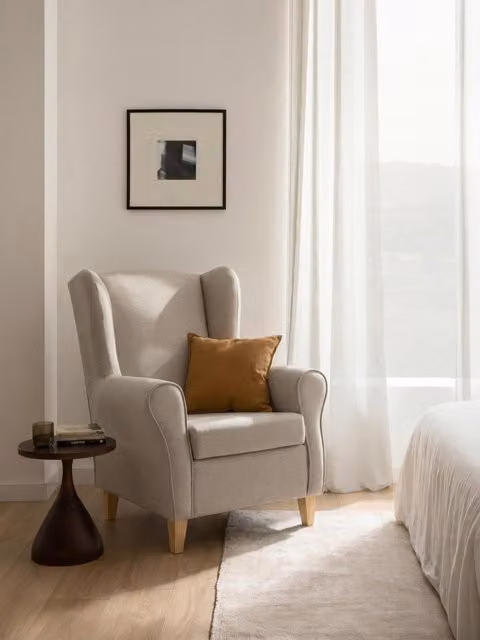 Poltrona imbottita Dan Kenay Home color beige con struttura in legno e braccioli per il tuo living o camera da letto