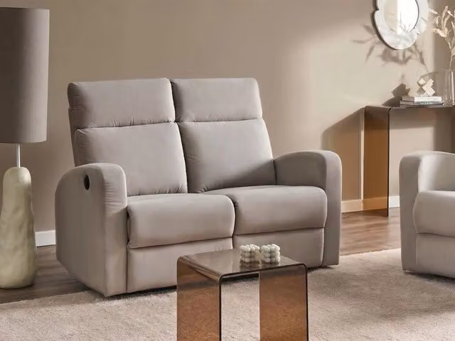 Divano 2 posti Beliani in velluto beige con schienale e poggiatesta regolabili elettricamente e design glamour per il tuo soggiorno L: 133 cm, P: 100 cm, H: 76 cm