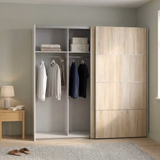 Armadio con ante scorrevoli DMORA per camera da letto, Bianco e Rovere, L: 243 cm, P: 64 cm, H: 201,5 cm