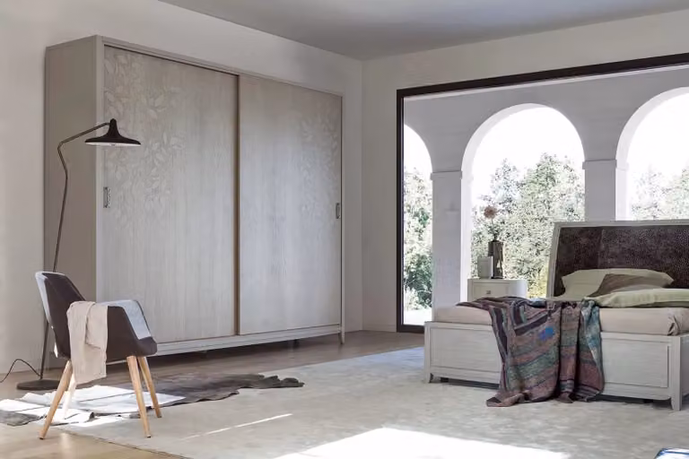 Armadio con 2 ante scorrevoli in legno con decoro floreale Mobili 2G grigio L: 280 cm, P: 64 cm, H: 250 cm