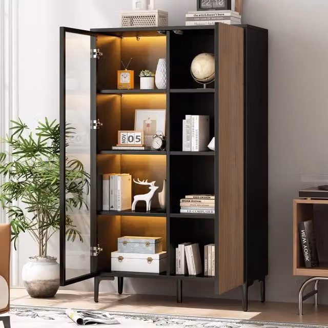 Vetrina Mivray moderna con ante in vetro e sistema push to open, illuminazione LED integrata e 8 vani, finitura nero e legno, L: 90 cm, P: 40 cm, H: 135 cm