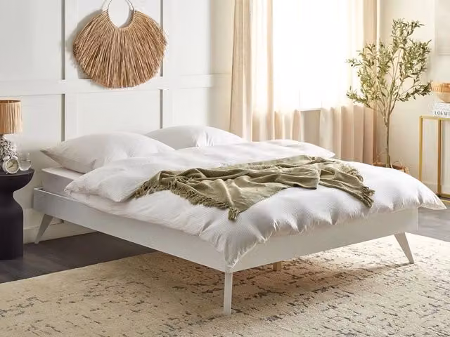 Letto Beliani in stile rustico bianco con rete a doghe in legno e gambe in legno di gomma L/P/H: 160 x 200 x 38 cm
