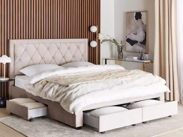 Letto contenitore Glam Design in velluto beige con cassetti e testiera alta trapuntata L/P/H: 180 x 200 cm