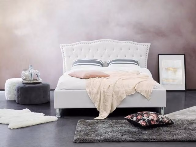 Letto matrimoniale Beliani in ecopelle bianca con struttura imbottita e decorazioni con bottoncini in cristallo L/P: 140 x 200 cm