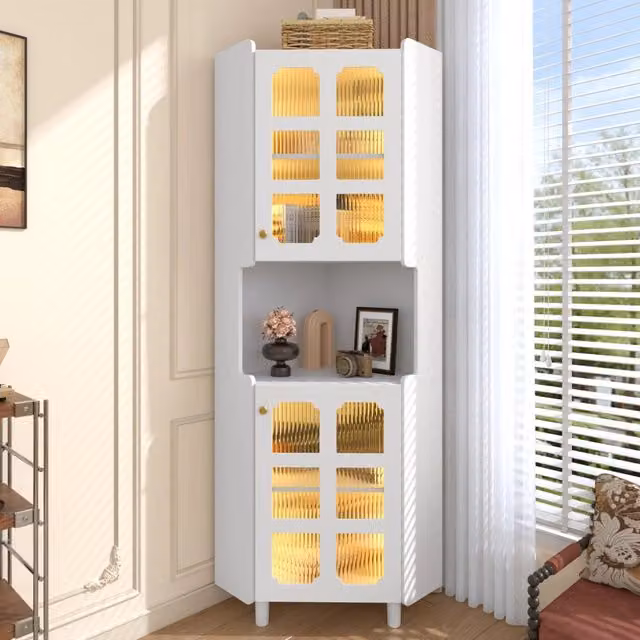 Armadio angolare Minimal bianco lucido in MDF con ante in vetro e illuminazione integrata per soggiorno, camera o bagno, H: 157.5 cm, L: 63.5 cm, P: 27.5 cm