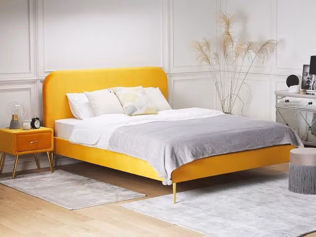 Letto Beliani in velluto giallo con gambe dorate e design minimalista L/P/H: 215 x 160 x 109 cm