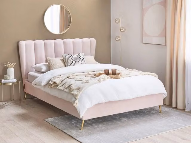 Letto matrimoniale BELIANI in velluto rosa con gambe in metallo dorato e testata con porte USB, stile moderno glam, L/P/H: 140 x 200 x 112 cm